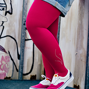 Beine einer jungen Frau, die pinkfarbene Kompressions-Strumpfhosen trägt.